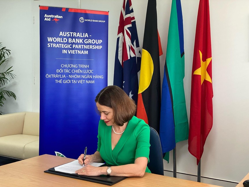 Bà Robyn Mudie, Đại sứ Australia tại Việt Nam tại buổi ký kết