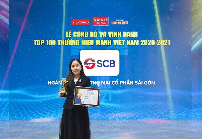 Đại diện SCB nhận giải thưởng trực tuyến