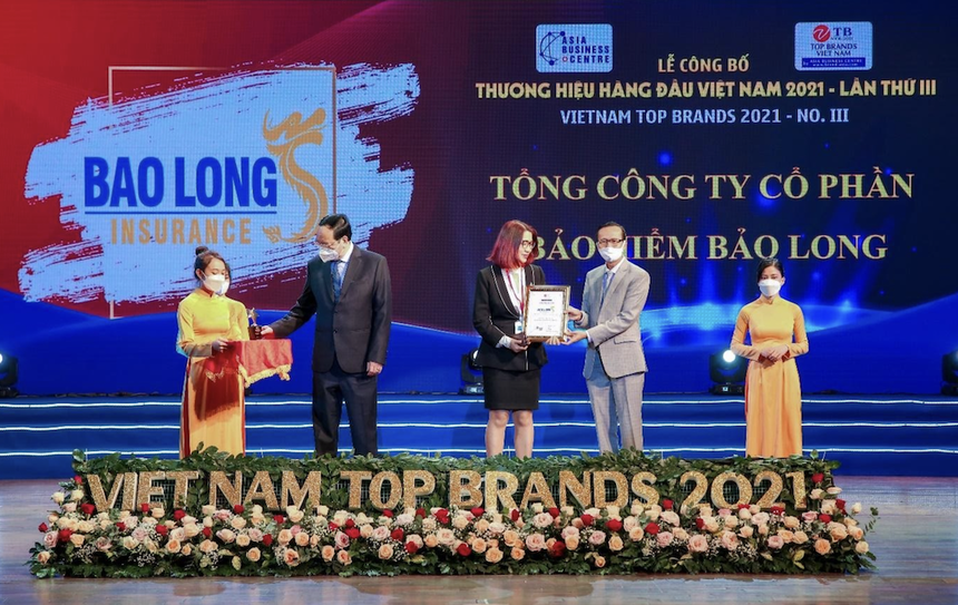 Bà Lê Thanh Hằng, Phó Tổng Giám đốc Tổng CTCP Bảo hiểm Bảo Long vinh dự nhận giải thưởng “Top 10 Thương hiệu Hàng đầu Việt Nam 2021”
