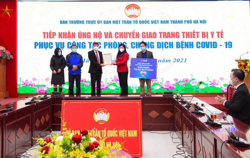 Đại diện SCB trao tặng xe xét nghiệm tại TP.Hà Nội.