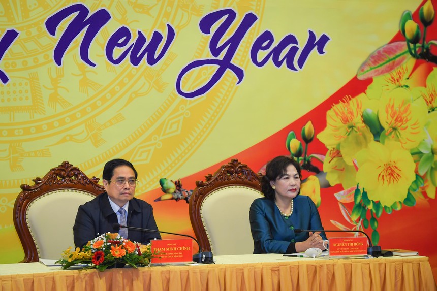 Thủ tướng Phạm Minh Chính và Thống đốc Ngân hàng Nhà nước Việt Nam Nguyễn Thị Hồng tại buổi thăm và chúc Tết ngành Ngân hàng. 