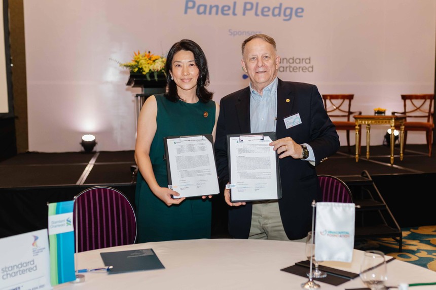 Bà Michele Wee, Tổng giám đốc Ngân hàng Standard Chartered Việt Nam và ông Rad Kivette, Tổng giám đốc VinaCapital Foundation tại buổi ký kết Biên bản ghi nhớ 