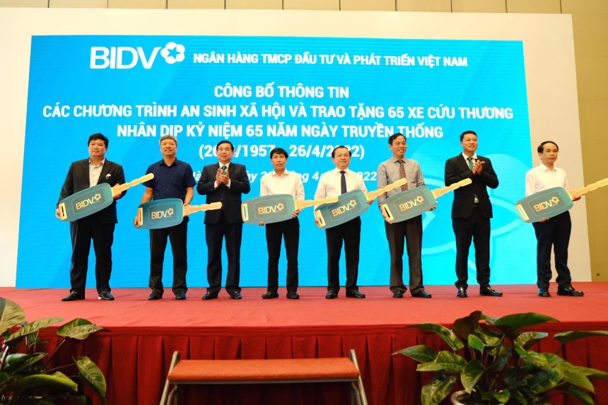 Ông Phan Đức Tú, Chủ tịch HĐQT và ông Lê Ngọc Lâm, Tổng Giám đốc BIDV tại sự kiện an sinh xã hội.