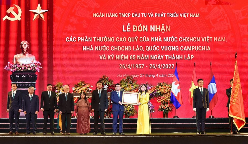 Phó Chủ tịch nước CHXHCN Việt Nam Võ Thị Ánh Xuân trao quyết định.