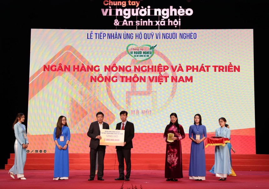 Ông Phạm Đức Tuấn, Phó tổng giám đốc, Chủ tịch Công đoàn Agribank, đại diện Agribank lên trao tặng ủng hộ 2 tỷ đồng cho Quỹ “Vì người nghèo”. 