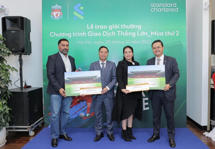 Standard Chartered Việt Nam trao giải thưởng đặc biệt chuyến đi Anh tới khách hàng 