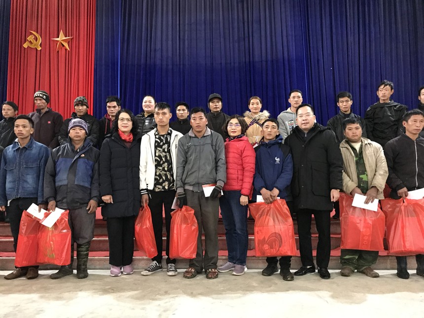 Bà Nguyễn Thị Phượng, Phó Tổng giám đốc Agribank cùng Agribank Lào Cai tặng 40 phần quà đến 40 gia đình có hoàn cảnh khó khăn tại xã Lùng Phình, huyện Bắc Hà, Tỉnh Lào Cai.
