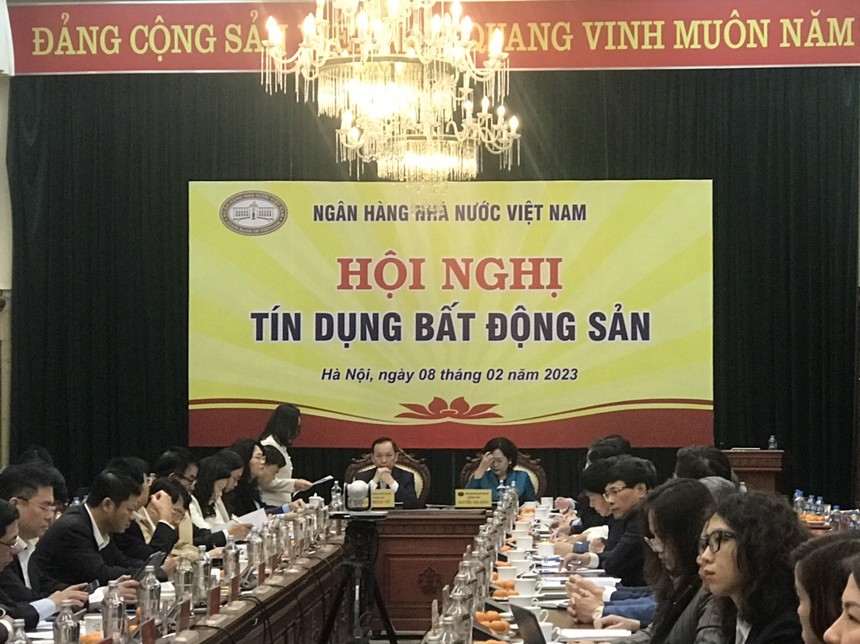 Bà Hà Thu Giang, Vụ trưởng Vụ Tín dụng các ngành kinh tế, Ngân hàng Nhà nước phát biểu tại Hội nghị