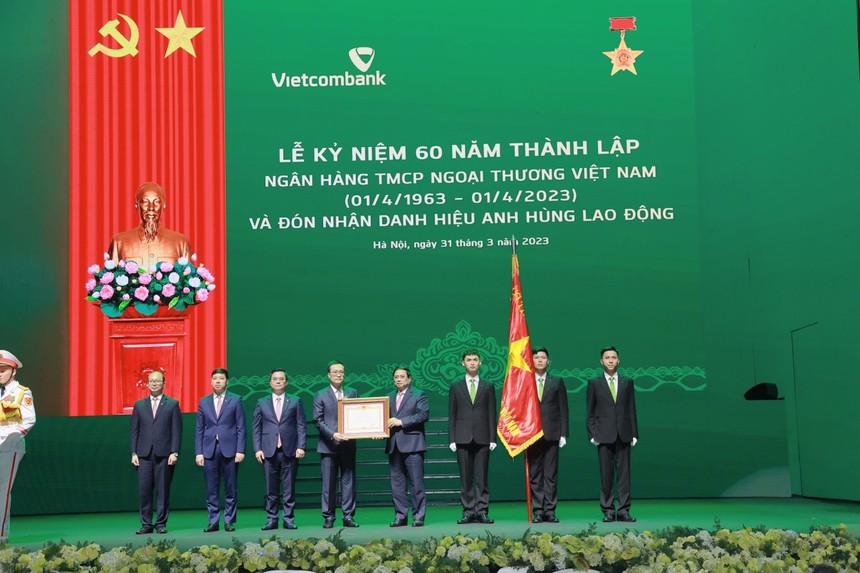 Vietcombank đón nhận danh hiệu Anh hùng Lao động do Đảng, Nhà nước trao tặng.