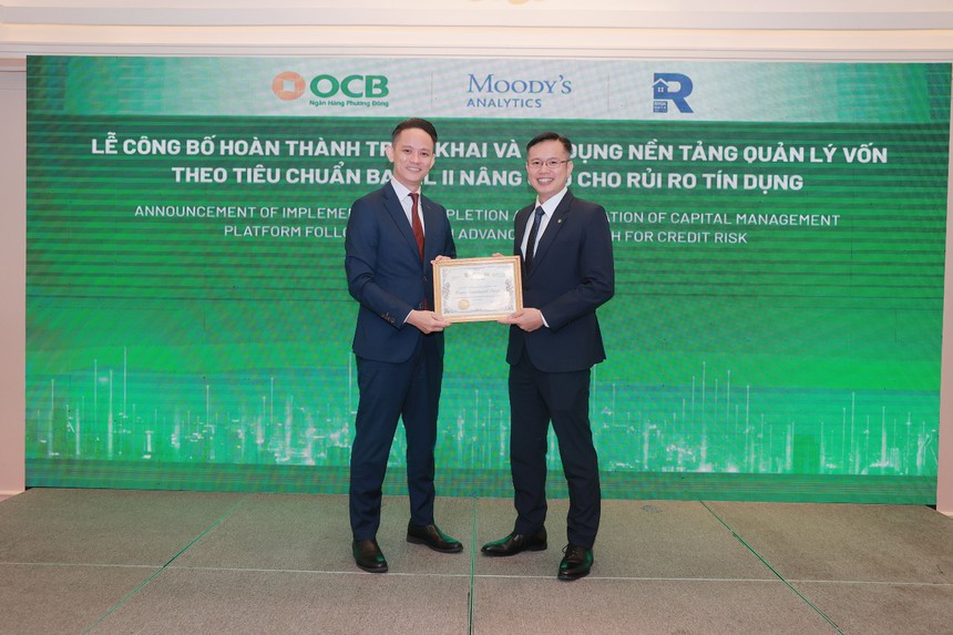 Ông Lê Thanh Quý Ngọc, Giám đốc khối Quản lý Rủi ro OCB nhận giấy chứng nhận hoàn thành triển khai và áp dụng nền tảng quản lý vốn theo Basel II nâng cao từ Moody’s Analytic .