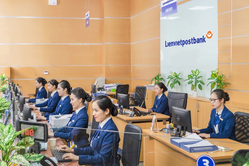 LPBank (LPB) trả cổ tức 19% bằng cổ phiếu và phát hành thêm 500 triệu cổ phiếu giá 10.000 đồng/CP.