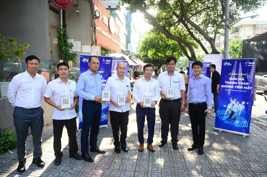Đại diện Sở Công thương TP. HCM, báo Tuổi trẻ và NAPAS triển khai dán mã VietQR trên đường Phan Xích Long