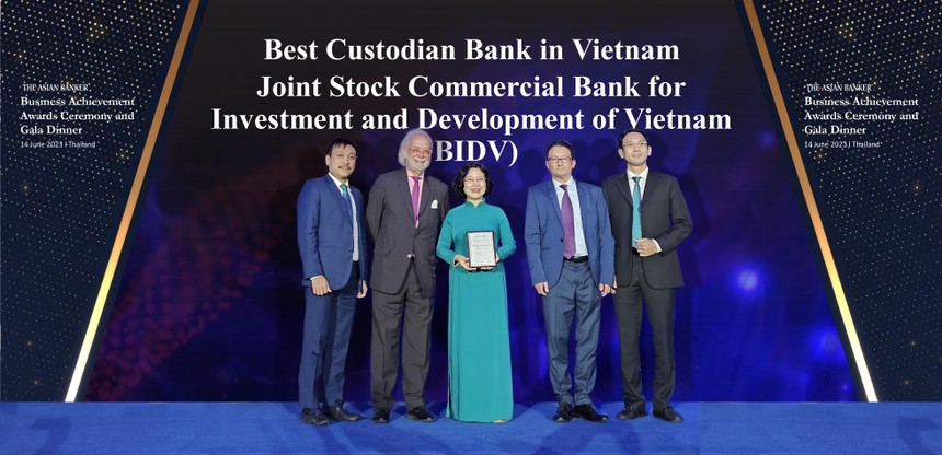 Đại diện BIDV nhận Giải thưởng “Ngân hàng Lưu ký - Giám sát tốt nhất Việt Nam năm 2023”