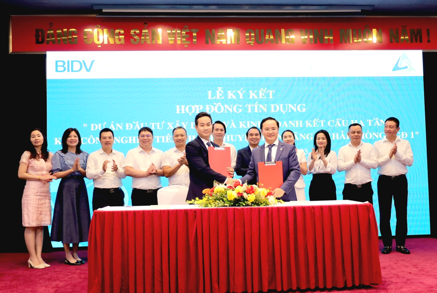 Đại diện lãnh đạo BIDV Hà Nội và Việt Phát Group ký kết Hợp đồng