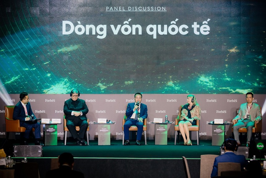 Ông Vương Thành Long, Giám đốc Ban Khách hàng Doanh nghiệp nước ngoài của BIDV (ngồi giữa) chia sẻ tại hội nghị.