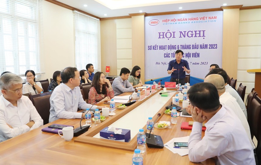 Ông Nguyễn Quốc Hùng, Phó Chủ tịch Hội đồng Hiệp hội kiêm Tổng Thư ký phát biểu tại Hội nghị.