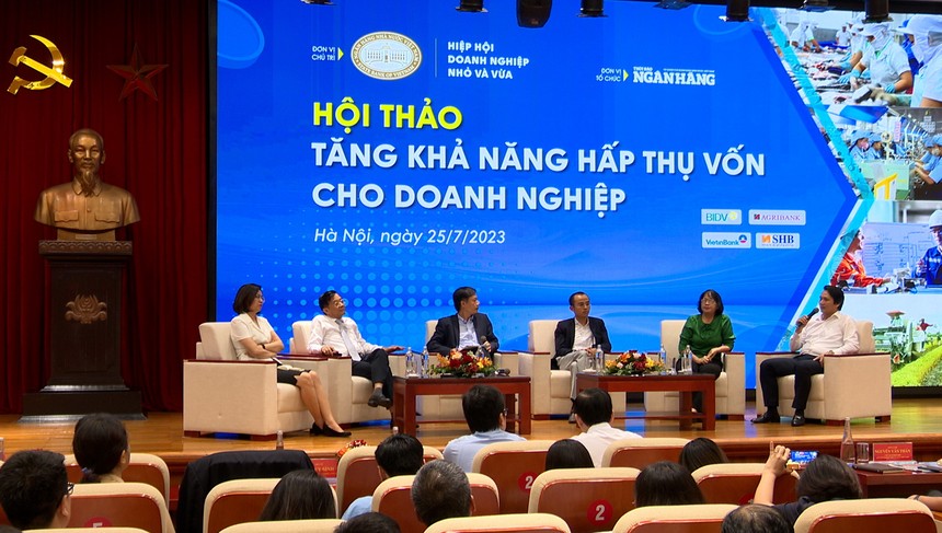 Phó tổng giám đốc BIDV Trần Long (ngoài cùng bên phải) chia sẻ thông tin tại Hội thảo “Tăng khả năng hấp thụ vốn cho doanh nghiệp”