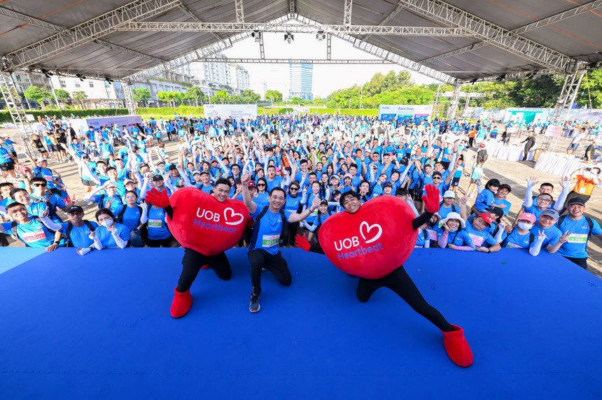 Hơn 2.000 người là nhân viên, thành viên gia đình, đối tác, khách hàng của Ngân hàng UOB Việt Nam đã tham gia sự kiện chạy/đi bộ UOB Heartbeat năm 2023 tại Việt Nam