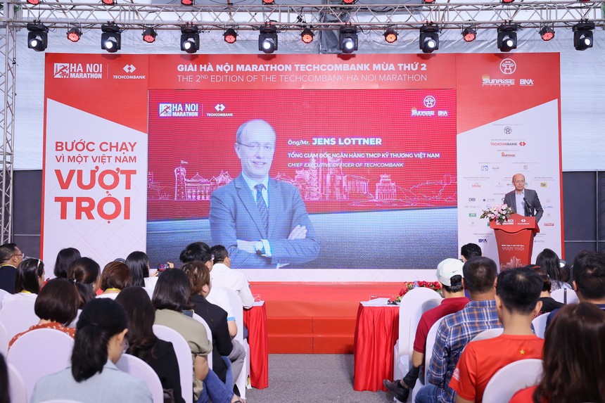 Ông Jens Lottner, Tổng giám đốc Techcombank – Nhà tài trợ chiến lược giải chạy Hà Nội Marathon Techcombank mùa thứ hai phát biểu tại sự kiện