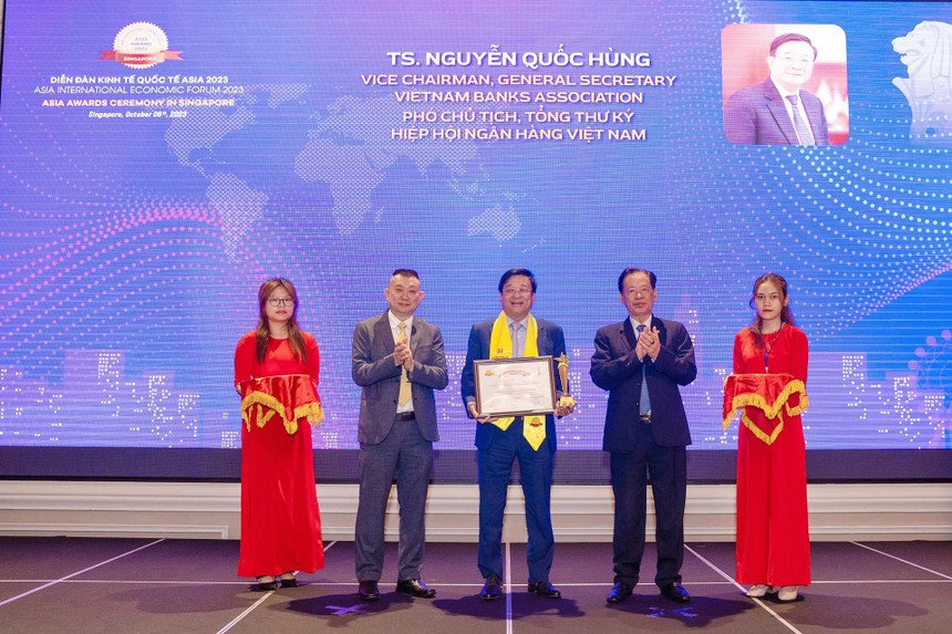 TS. Nguyễn Quốc Hùng, Phó Chủ tịch kiêm Tổng Thư ký Hiệp hội Ngân hàng Việt Nam đã được Ban tổ chức vinh danh với giải thưởng “Nhà lãnh đạo xuất sắc châu Á 2023”.