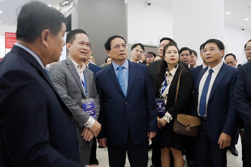 Thủ tướng Phạm Minh Chính và quan khách tham quan Trạm tương tác Đổi mới sáng tạo
