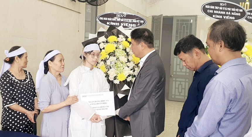 Ông Trần Phương, đại diện lãnh đạo BIDV động viên và trao hỗ trợ cho gia đình nạn nhân Trần Minh Thành.