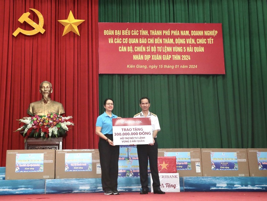 Đại diện Agribank, bà Nguyễn Thị Phượng, Phó tổng giám đốc đã trao tặng một phần quà của Ngân hàng tới Bộ Tư lệnh Vùng 5 Hải Quân