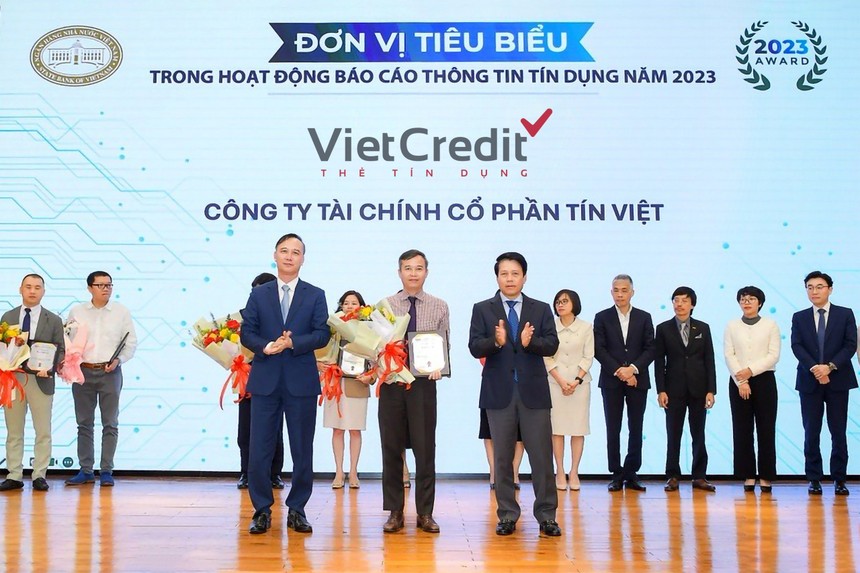 Đại diện VietCredit nhận giải “Đơn vị tiêu biểu trong hoạt động báo cáo thông tin tín dụng năm 2023” được trao bởi ông Phạm Tiến Dũng, Phó Thống đốc Ngân hàng Nhà nước Việt Nam và ông Cao Văn Bình, Tổng giám đốc CIC.
