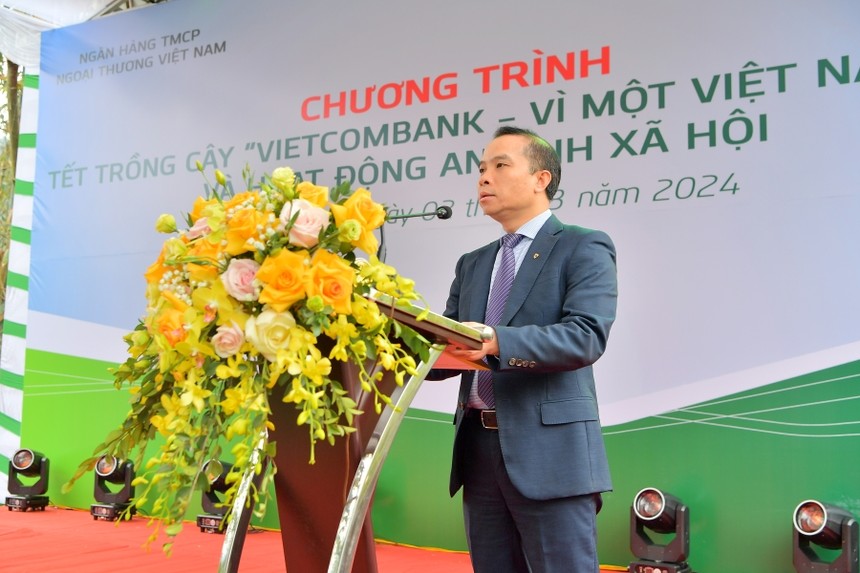 Ông Đỗ Việt Hùng - Phó Bí thư thường trực Đảng ủy, Thành viên phụ trách hoạt động HĐQT Vietcombank phát biểu tại Chương trình Về nguồn, Tết trồng cây “Vietcombank - vì một Việt Nam xanh”