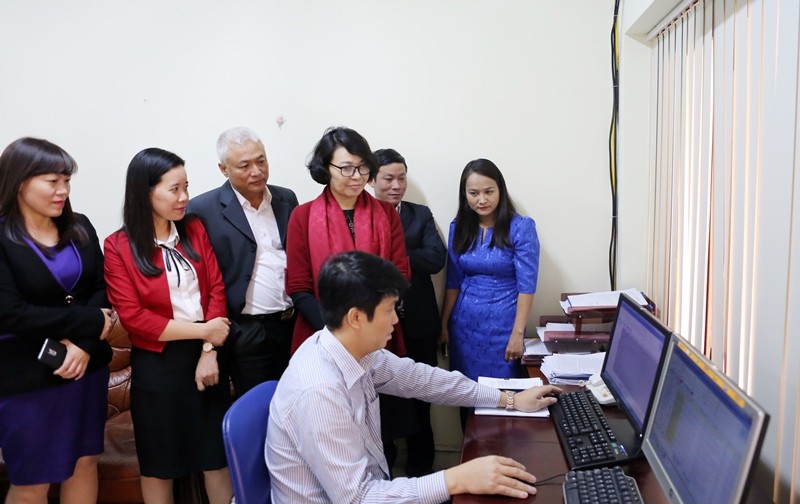 Tổng Giám đốc BHXH Việt Nam Nguyễn Thị Minh cùng lãnh đạo Vụ Pháp chế, Trung tâm Công nghệ thông tin kiểm tra hoạt động của hệ thống "Một cửa điện tử tập trung” trước khi chính thức vận hành