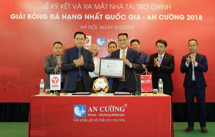 Ông Lê Đức Nghĩa, Chủ tịch HĐQT Công ty cổ phần Gỗ An Cường cùng (bên phải) và ông Trần Anh Tú, Tổng Giám đốc VPF, Trưởng Ban tổ chức  Giải hạng Nhất Quốc gia 2018  tại buổi ký kết và ra mắt nhà tài trợ chính.