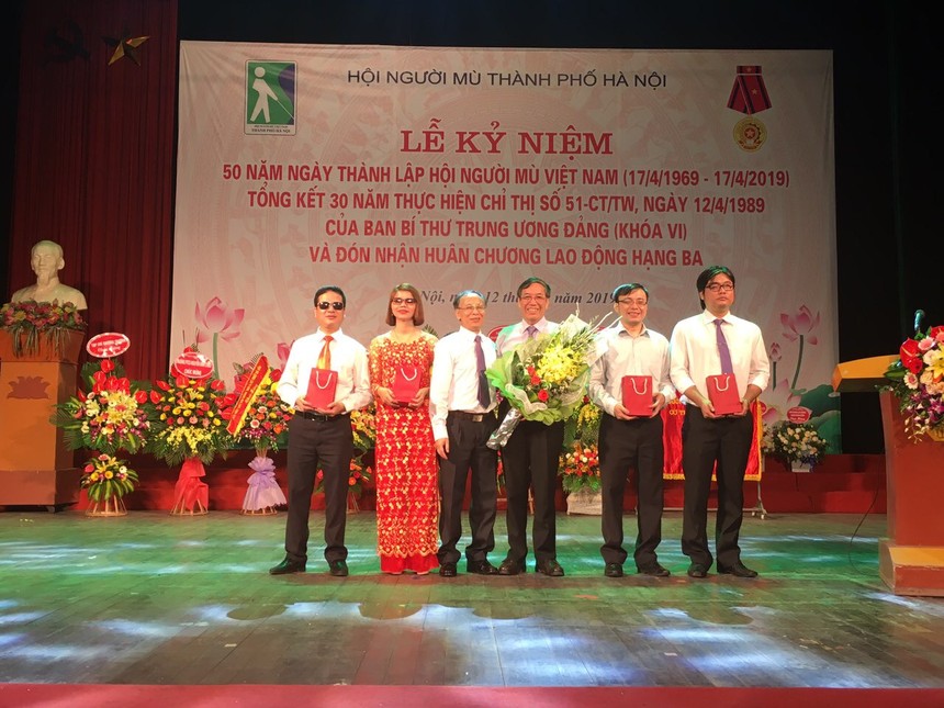 Ông Lê Vinh, Phó Tổng Giám đốc AIC Group trao tặng điện thoại 9999 hy vọng cho Hội người mù Việt Nam