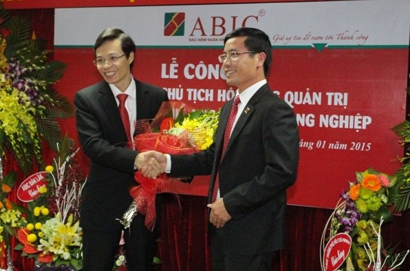 Ông Phạm Đức Ấn Phó chủ tịch HĐTV Agribank
 tặng hoa chúc mừng cho Ông Đinh Việt Đông