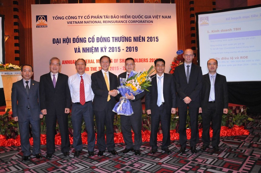 Tân Chủ tịch Vinare và HĐQT nhiệm kỳ mới nhận hoa từ Chủ tịch cũ - ông Trịnh Quang Tuyến