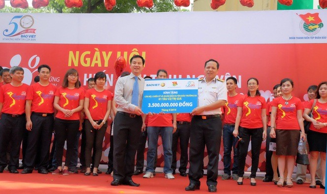 Ông Đào Đình Thi, Chủ tịch Hội đồng Quản trị Tập đoàn Bảo Việt trao biểu trưng tàu CQ trị giá 3,5 tỷ đồng.