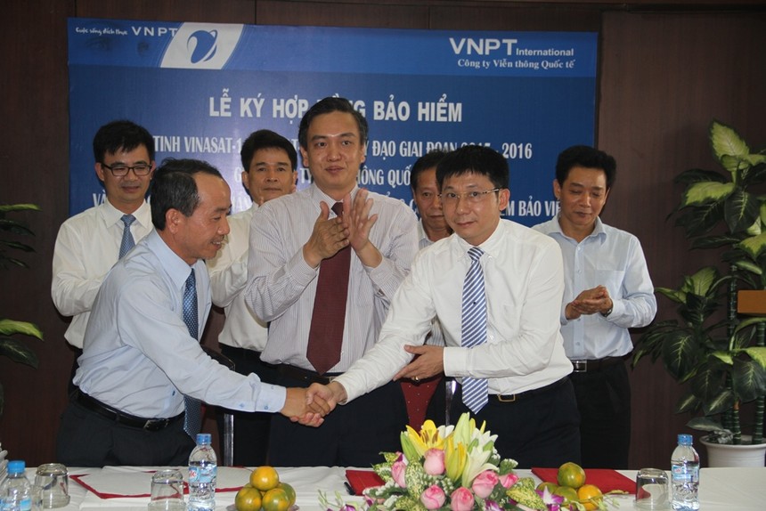 Ông Phan Kim Bằng (ngoài cùng bên trái) tại lễ ký hợp đồng bảo hiểm vệ tinh Vinasat
