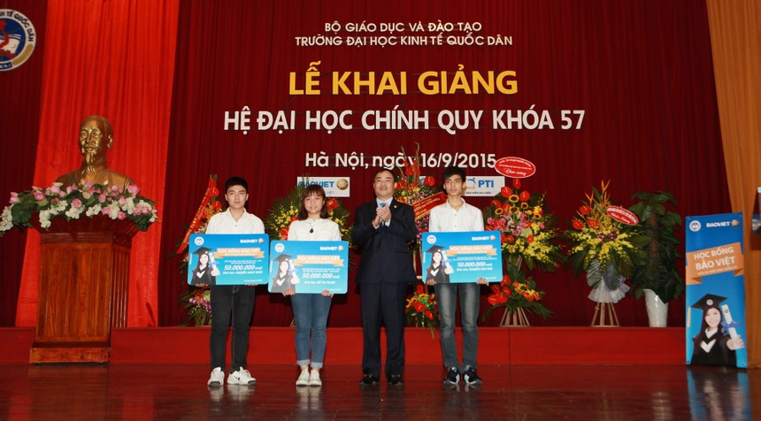 Ông Nguyễn Quang Phi, Tổng giám đốc Tập đoàn Bảo Việt trao tặng các suất học bổng.