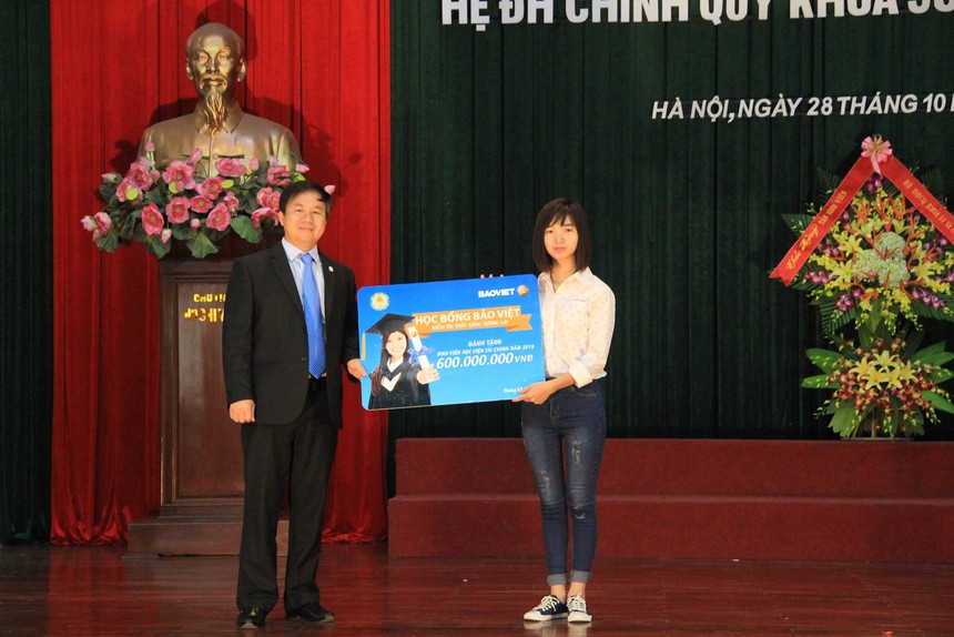 Ông Đào Đình Thi trao học bổng "Bảo Việt - Niềm tin thắp sáng tương lai" cho đại diện các em sinh viên trường HVTC