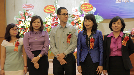 Bà Lê Thị Hà Thanh (thứ 2 từ phải sang), Tân Chủ tịch HĐQT VNI