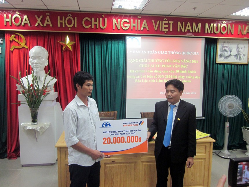 Ông Nguyễn Quang Huy, Giám đốc PJICO Lâm Đồng trao thưởng nóng cho anh Bắc.
