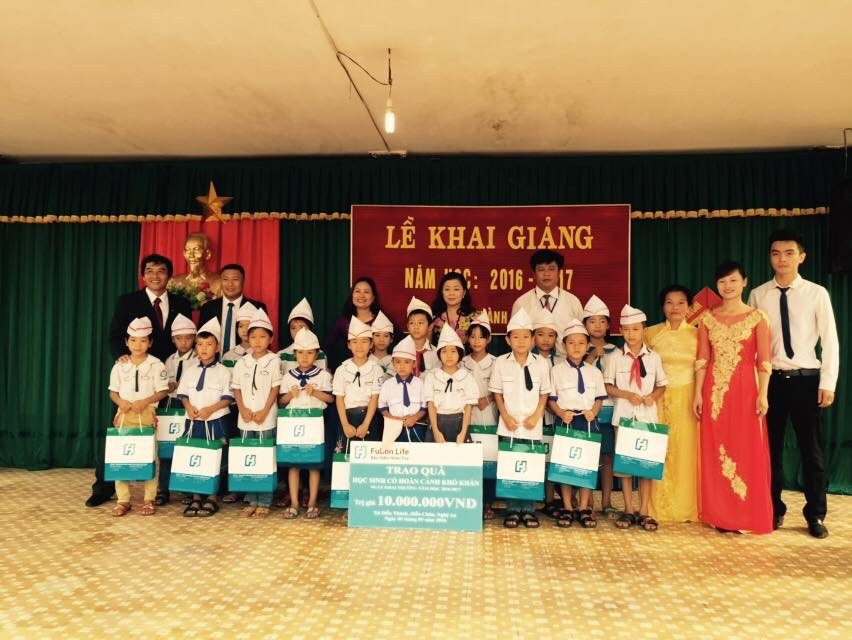 Ông Anton Chang, Tổng giám đốc Fubon Life Việt Nam trao quà cho học sinh có  hoàn cảnh gia đình khó khăn tại 

trường Tiêu học xã Diễn Thành huỵện Diễn Châu, Nghệ An

 
