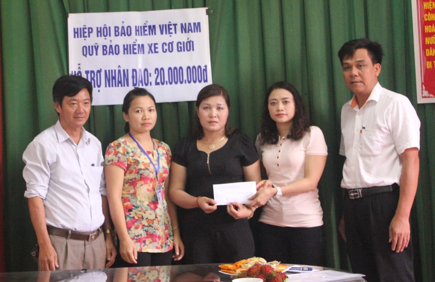Quỹ Bảo hiểm xe cơ giới  trao hỗ trợ nhân đạo cho nạn nhân ở Nghệ An