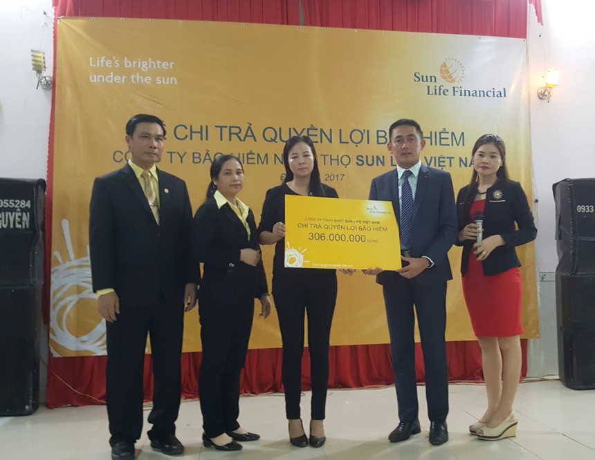 Sun Life Việt Nam chi trả bảo hiểm hơn 306 triệu đồng cho khách hàng