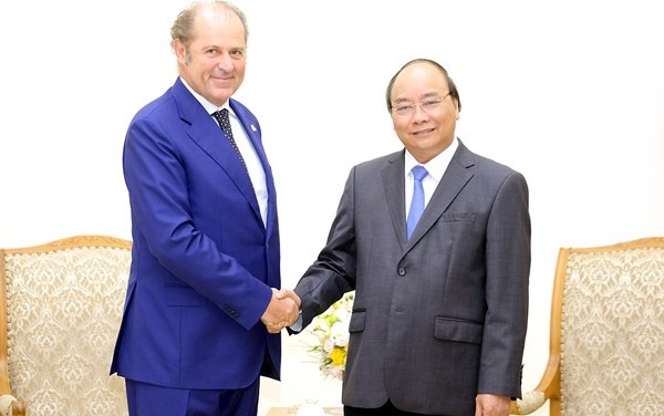 Thủ tướng Nguyễn Xuân Phúc (phải) tiếp ông Philippe Donnet.