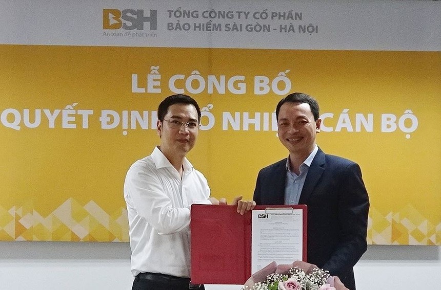 Ông Đỗ Ngọc Khanh, Phó Chánh Văn phòng Phụ trách Văn phòng Hội đồng Quản trị BSH đã trao Quyết định bổ nhiệm chức vụ Tổng giám đốc Tổng công ty BSH cho ông Bùi Trung Kiên (bên phải)