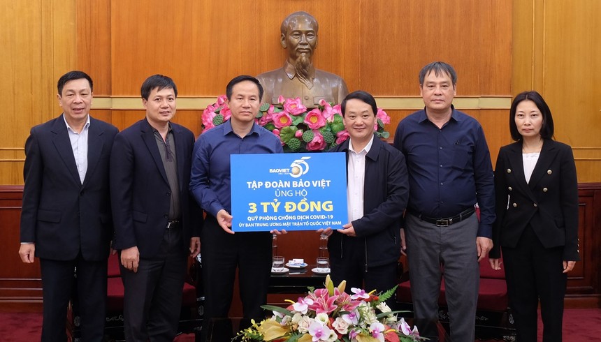 Ông Đào Đình Thi - Chủ tịch Hội đồng Quản trị Tập đoàn Bảo Việt - đại diện cho Tập đoàn, đã trao ủng hộ 3 tỷ đồng cho Quỹ Phòng chống dịch Covid-19 

