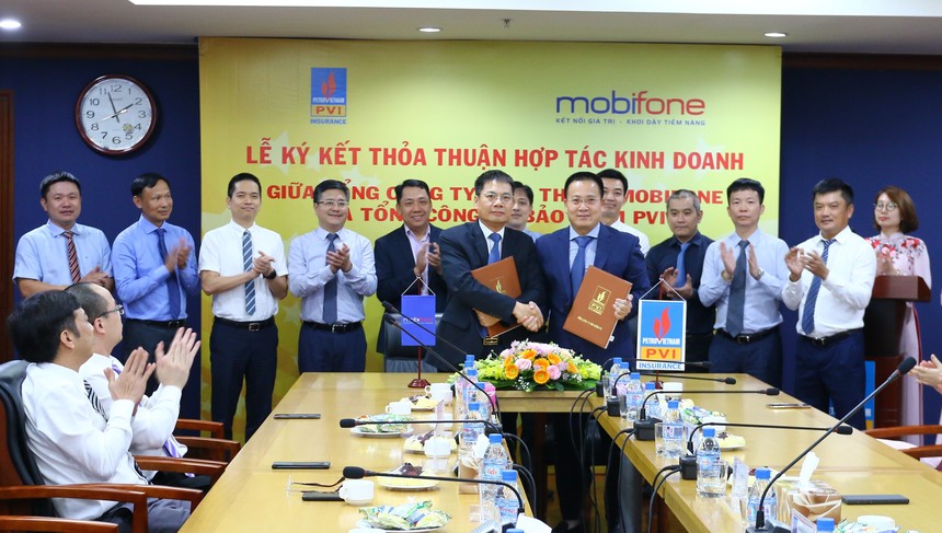 Ông Tô Mạnh Cường, Tổng giám đốc MobiFone (ở giữa, bên trái) và ông giám đốc Tổng công ty Bảo hiểm PVI (ở giữa, bên phải) ký kết Thỏa thuận hợp tác