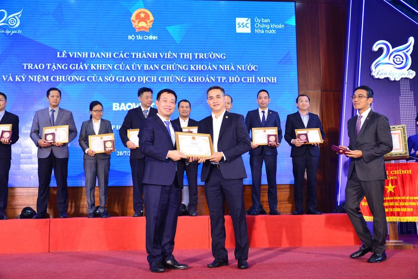 Ông Trần Văn Dũng, Chủ tịch Ủy ban Chứng khoán Nhà nước ghi nhận Tập đoàn Bảo Việt đã có những đóng góp tích cực cho thị trường chứng khoán Việt Nam