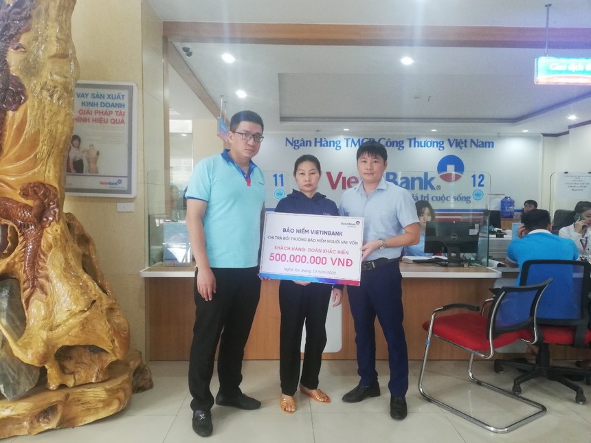 VietinBank Bắc Nghệ An trao bồi thường cho vợ ông Đoàn Khắc Hiếu