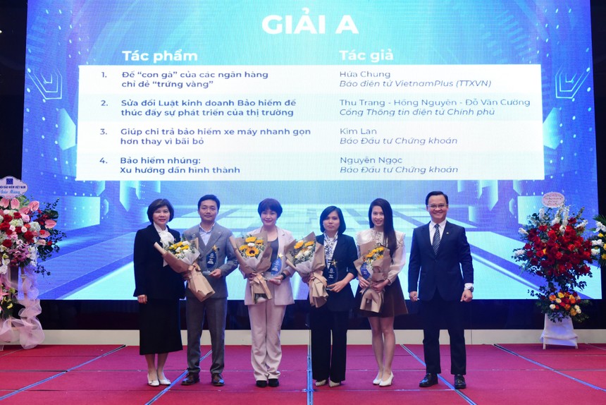Nhà báo Kim Lan, Báo Đầu tư (thứ 2 từ phải qua) nhận giải A từ Ban tổ chức. Ảnh: Dũng Minh
